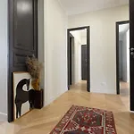 Superb Bright Apt In The Heart Of The Marais